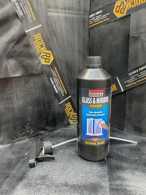 Glass mirror cleaner